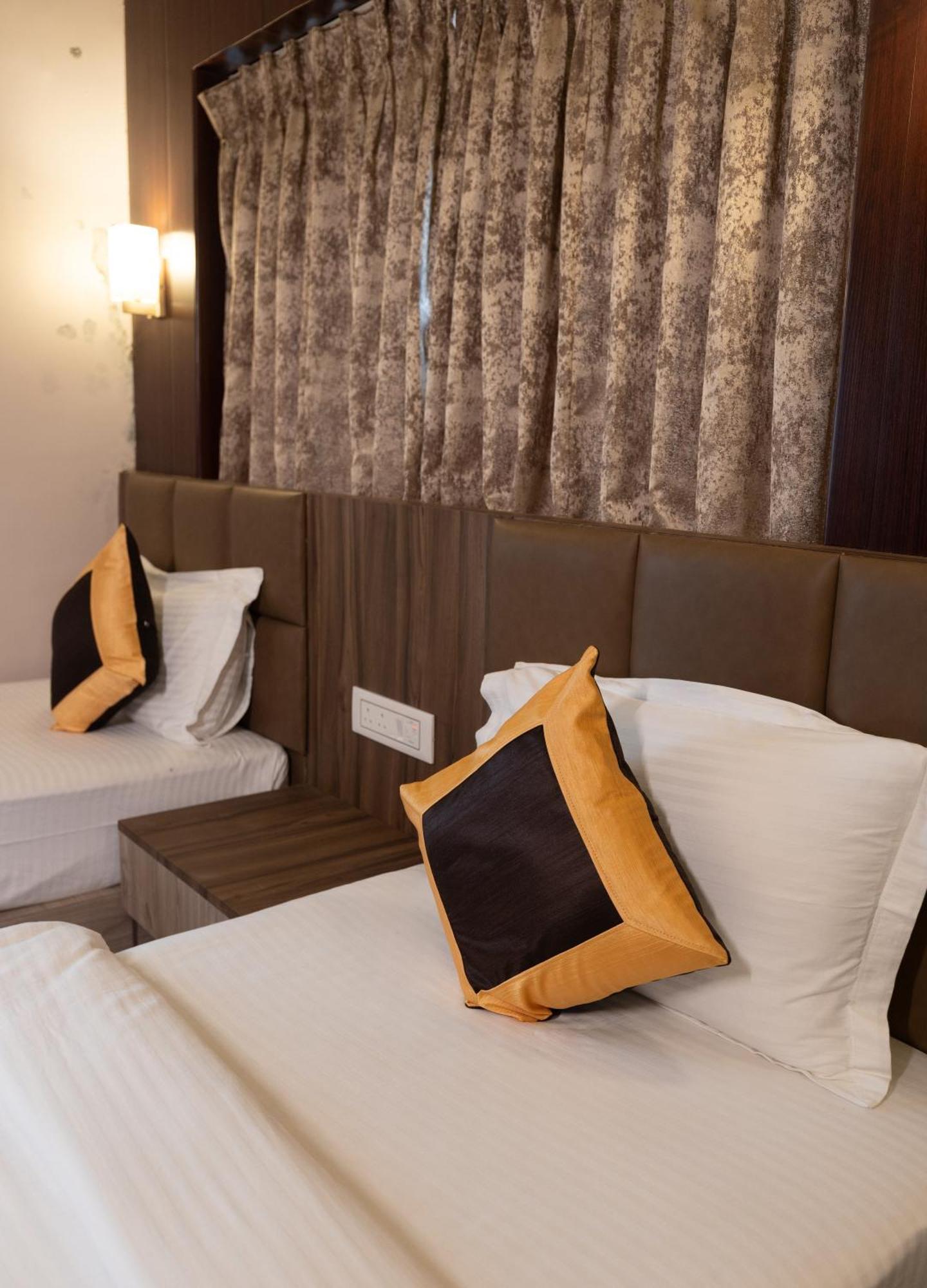 Hotel The Palm Kolkata