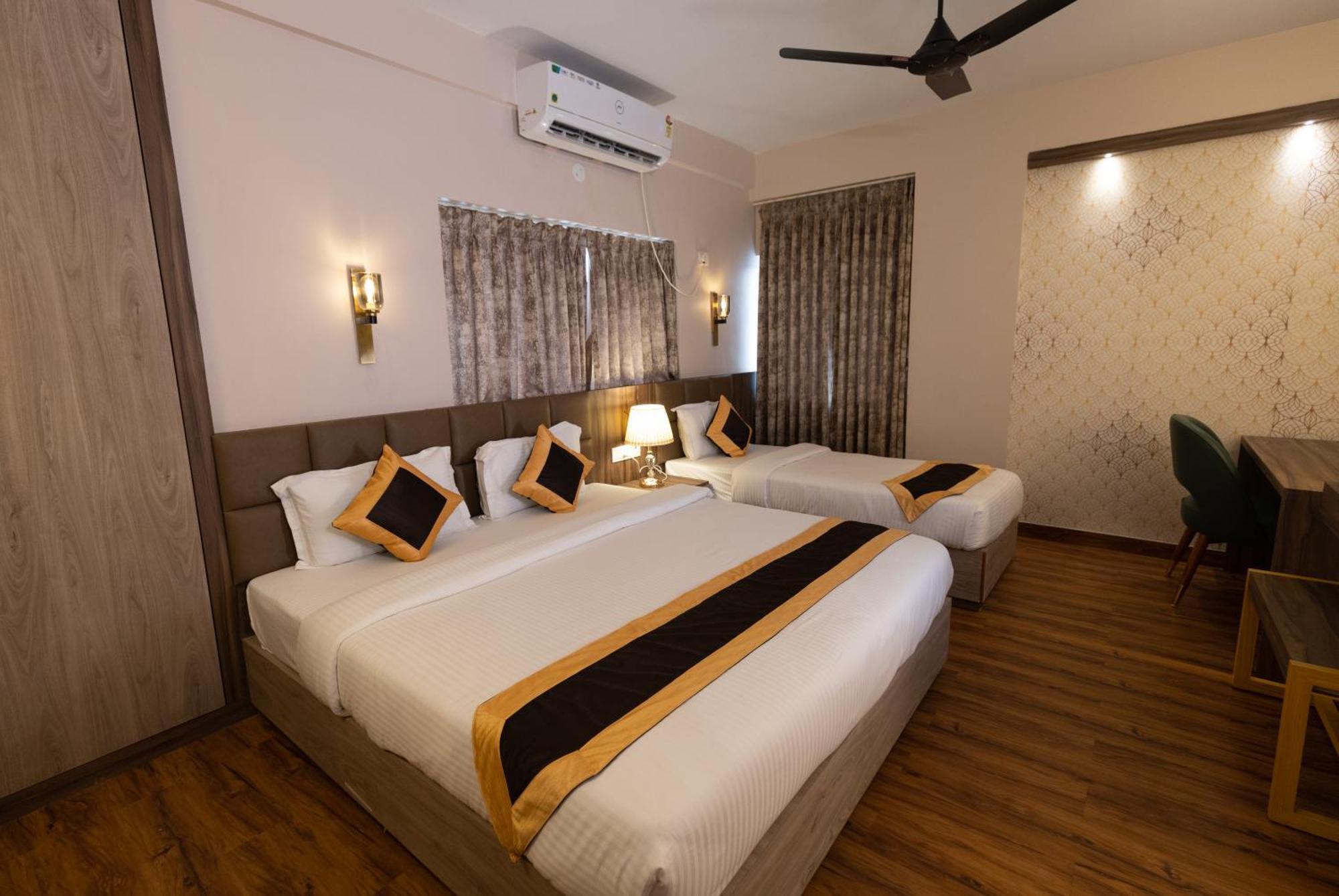 The Palm Hotel Kolkata